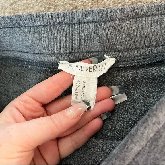 EUC Women’s Forever 21 Rounded Hem Skirt size Medium in Gray - Picture 4 of 5